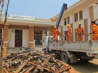 DỐC SỨC HOÀN THÀNH THU HỒI VẬT TƯ THIẾT BỊ ĐIỆN
Ở VÙNG LÒNG HỒ THỦY ĐIỆN SƠN LA